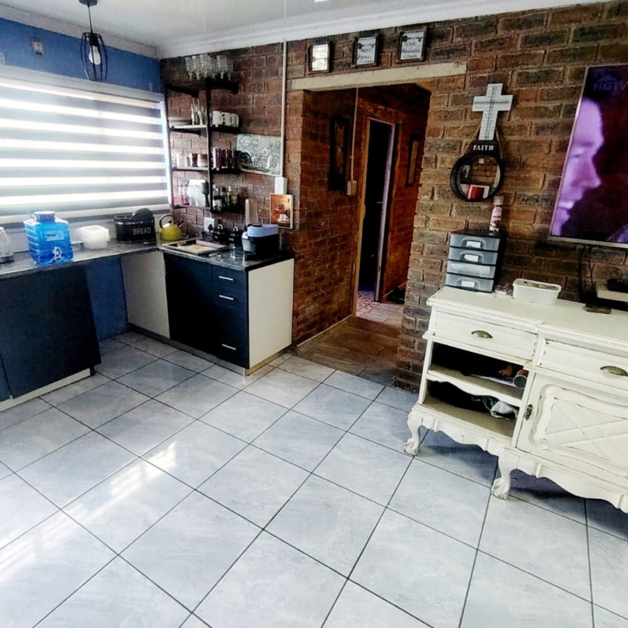 6 Bedroom Property for Sale in Highgate Eastern Cape